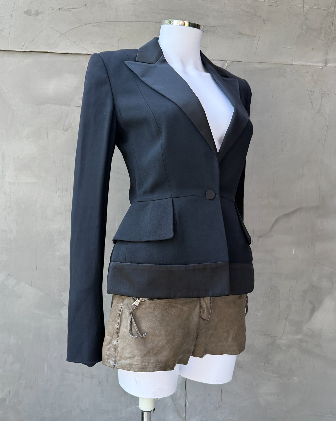 Tom Ford Structured Blazer – S-on a concrete background