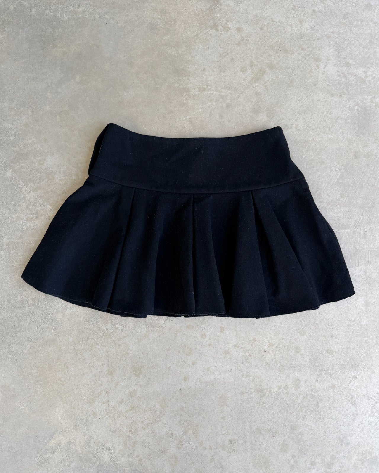 Armani Jeans Pleated Black Mini Skirt – S-on a concrete background