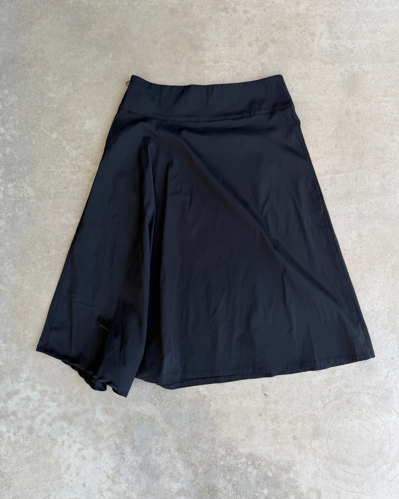Sarah Paccini Acetate Nylon Blend Maxi Skirt – M-on a concrete background