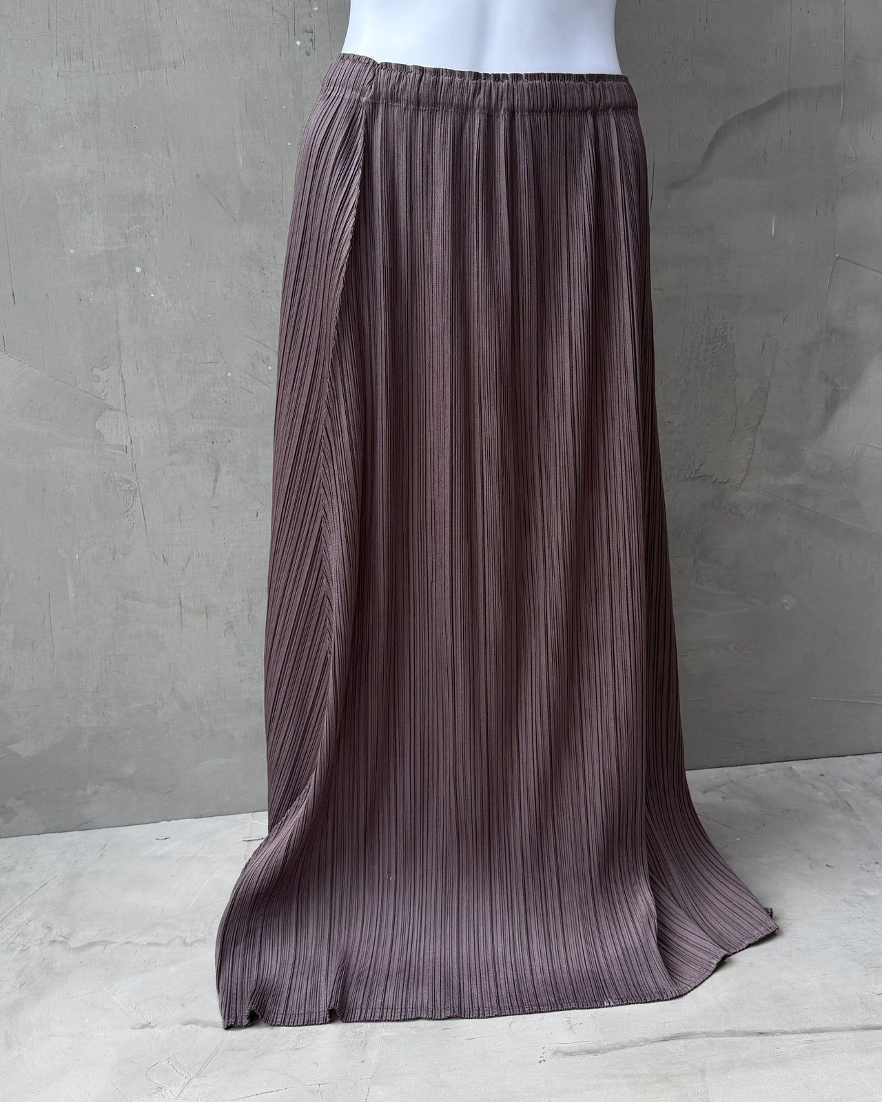 Pleats Please Issey Miyake Grey Purple Maxi Skirt – S-on a concrete background
