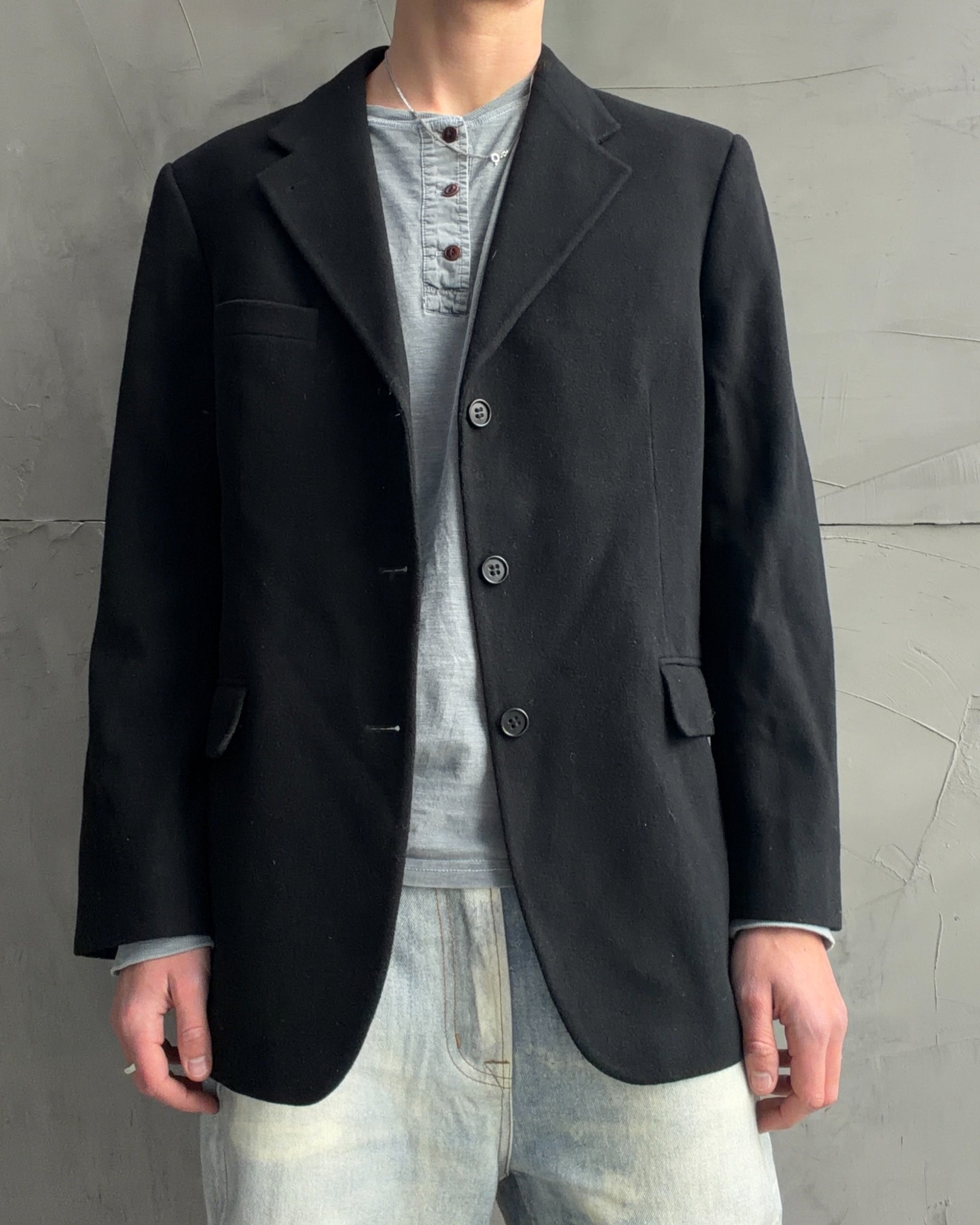 Yves Saint Laurent Pour Homme Wool and Cashmere Blazer – L-on a concrete background