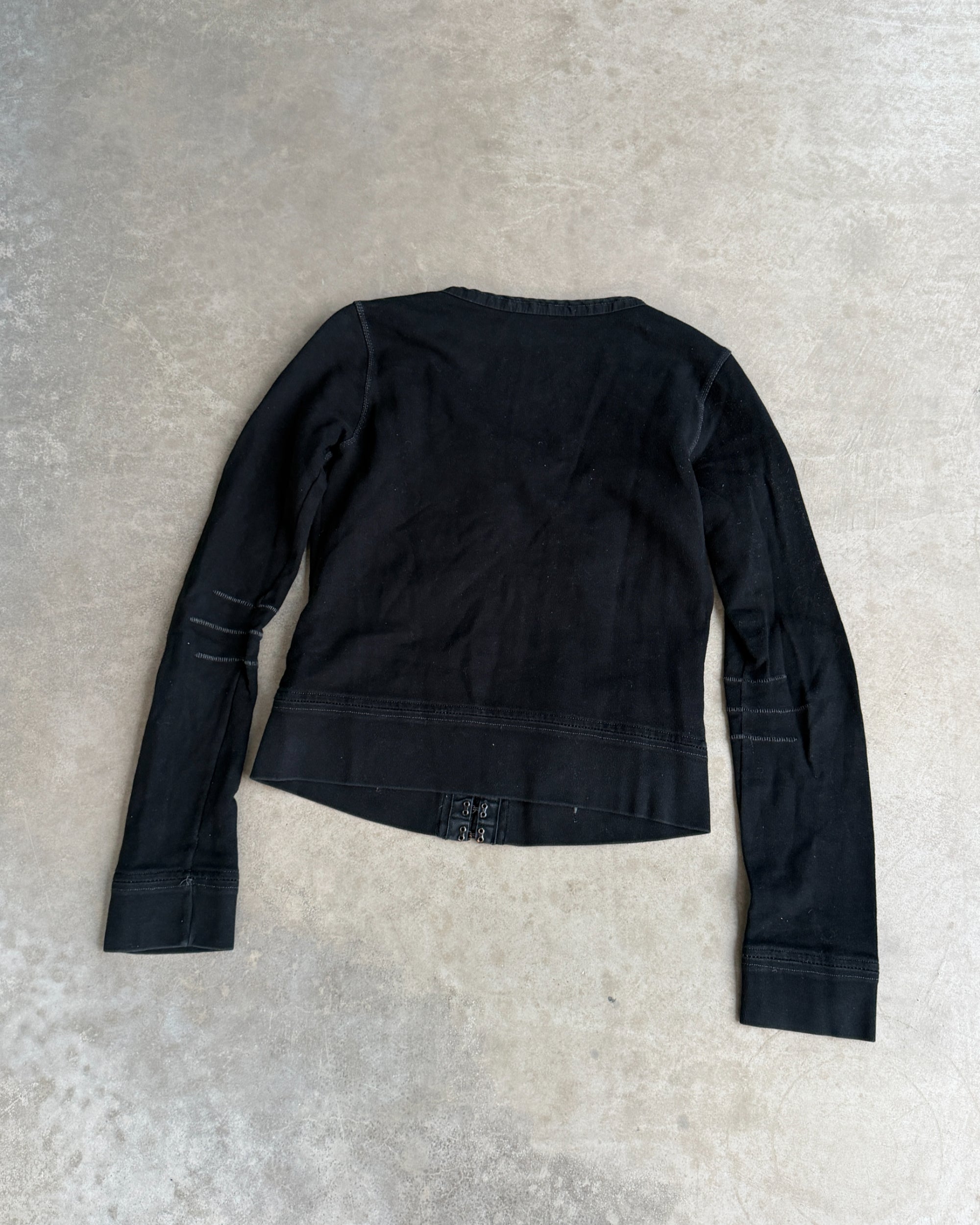 Marithé + François Girbaud Cotton Hoodie – M-on a concrete background