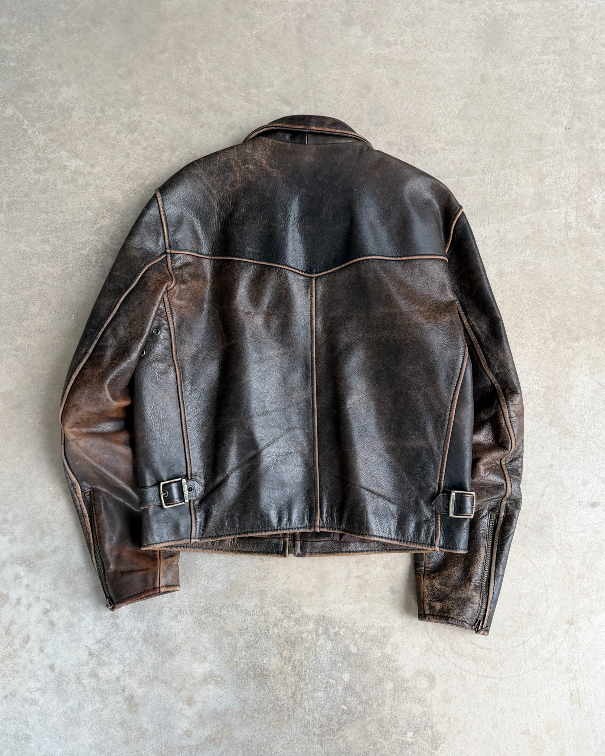 Harley Davidson 1990s Leather Jacket – M-on a concrete background