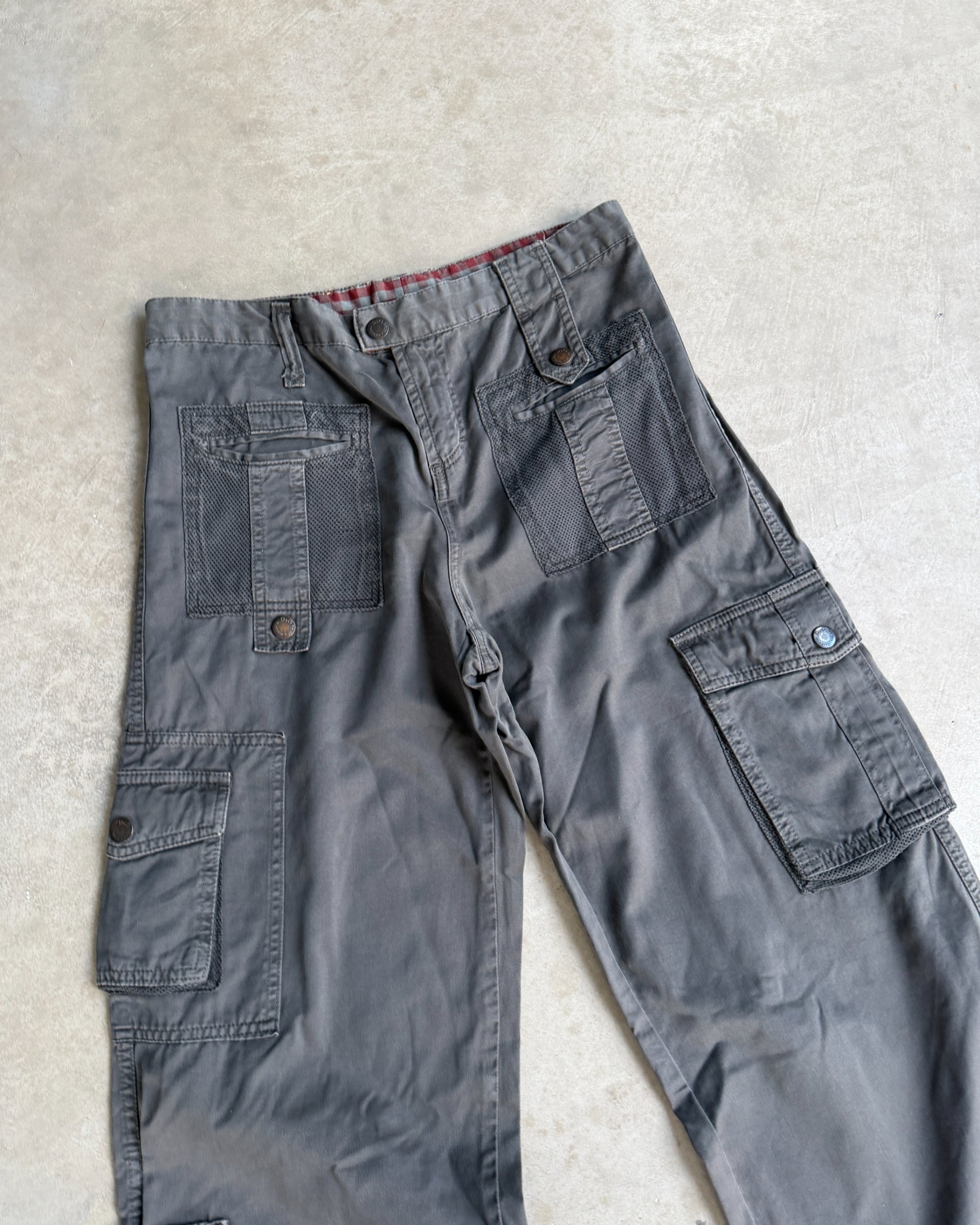 Dolce and Gabbana D&G Cargo Trousers – M-on a concrete background