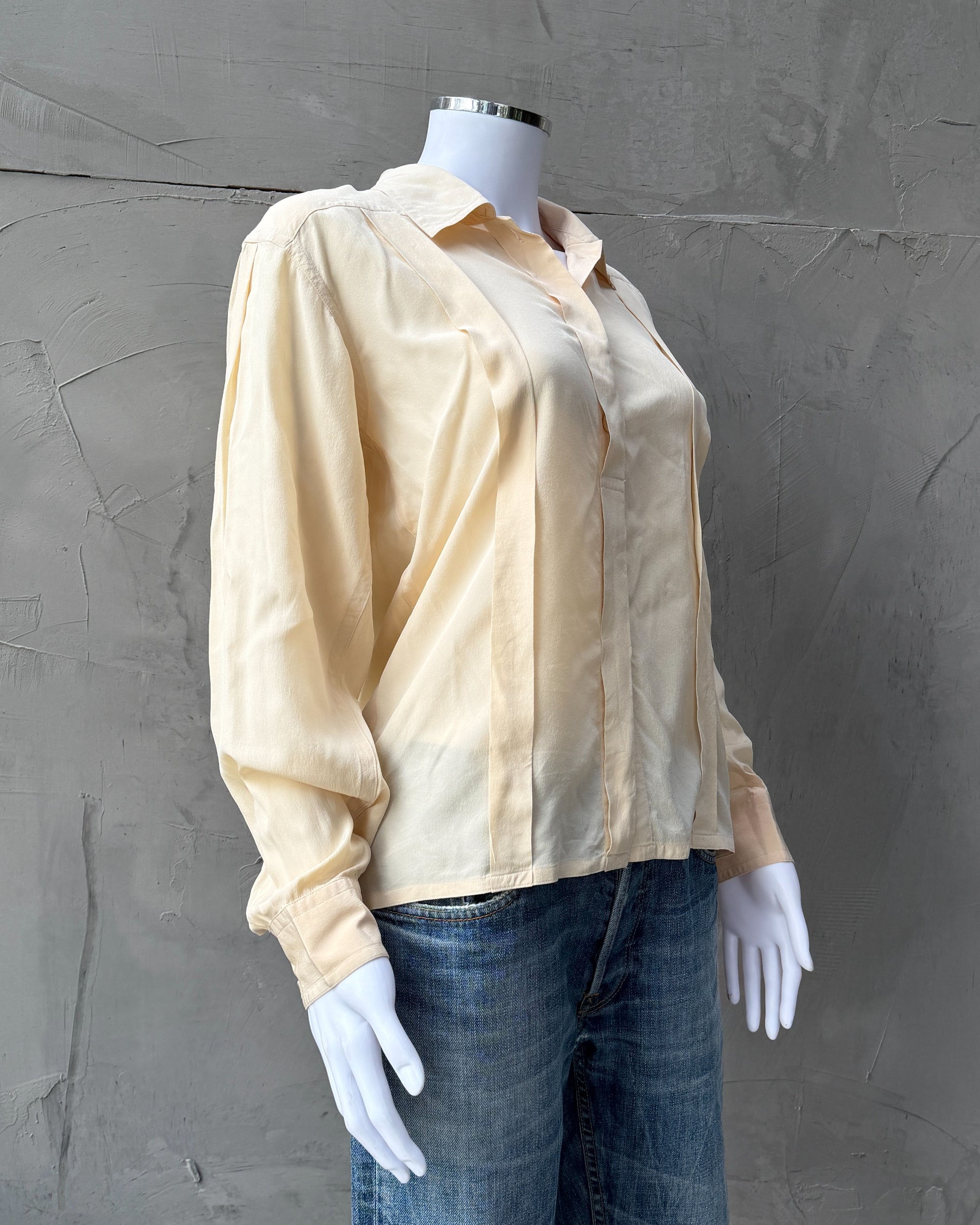 Jil Sander Silk Shirt – S-on a concrete background