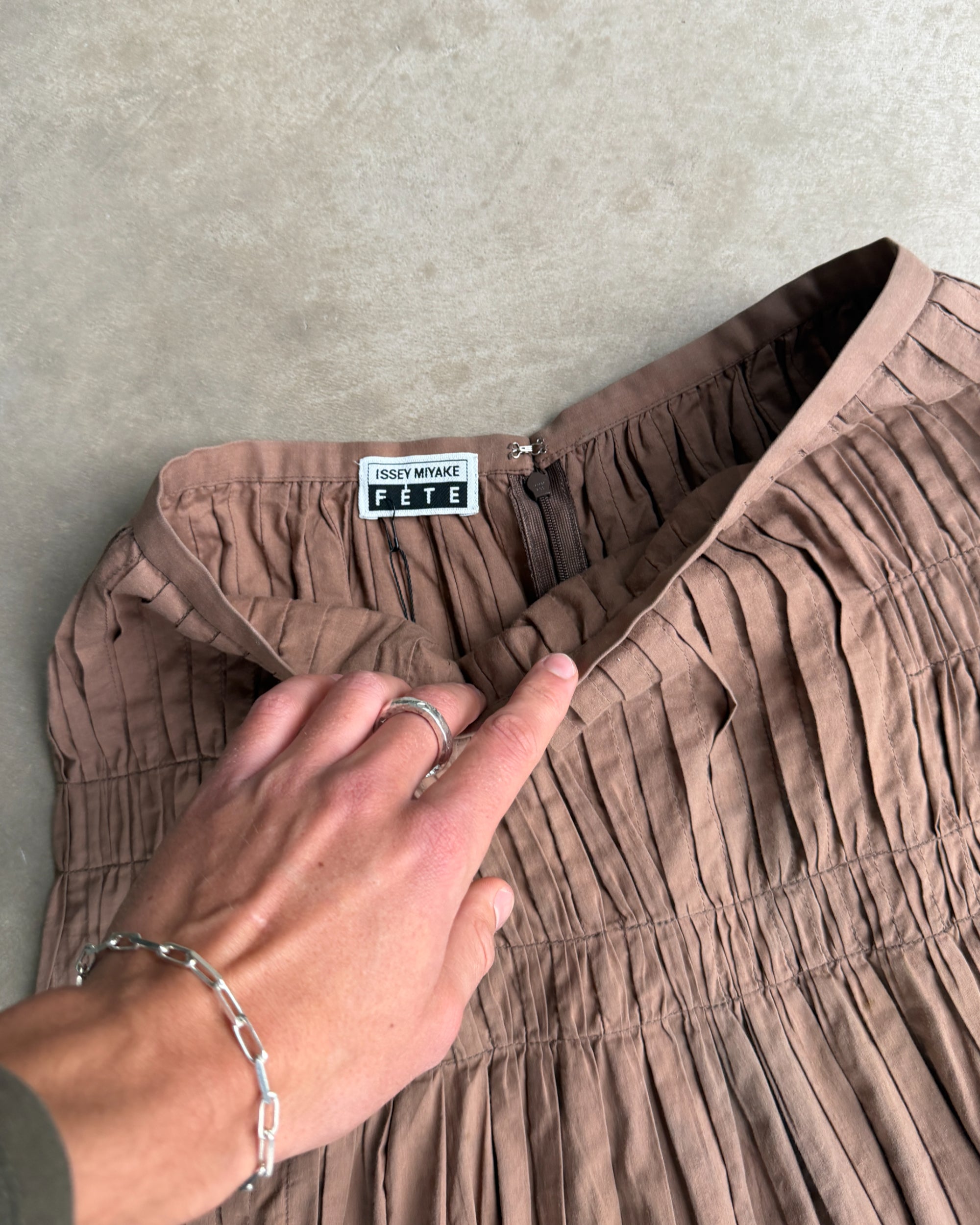 Issey Miyake Fête AW16 Maxi Skirt – S-on a concrete background