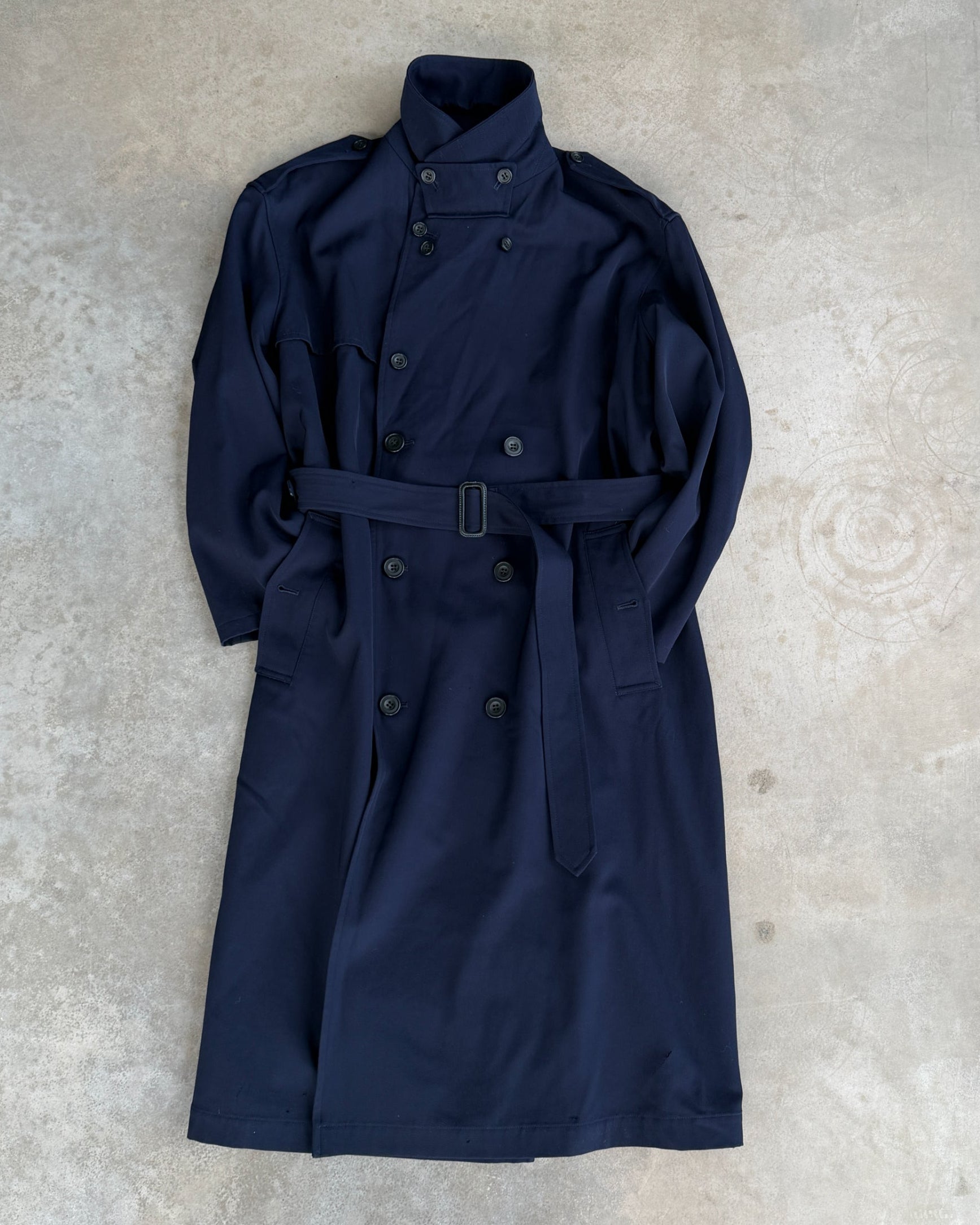 Yohji Yamamoto AW04 Trench Mac Coat – L-on a concrete background
