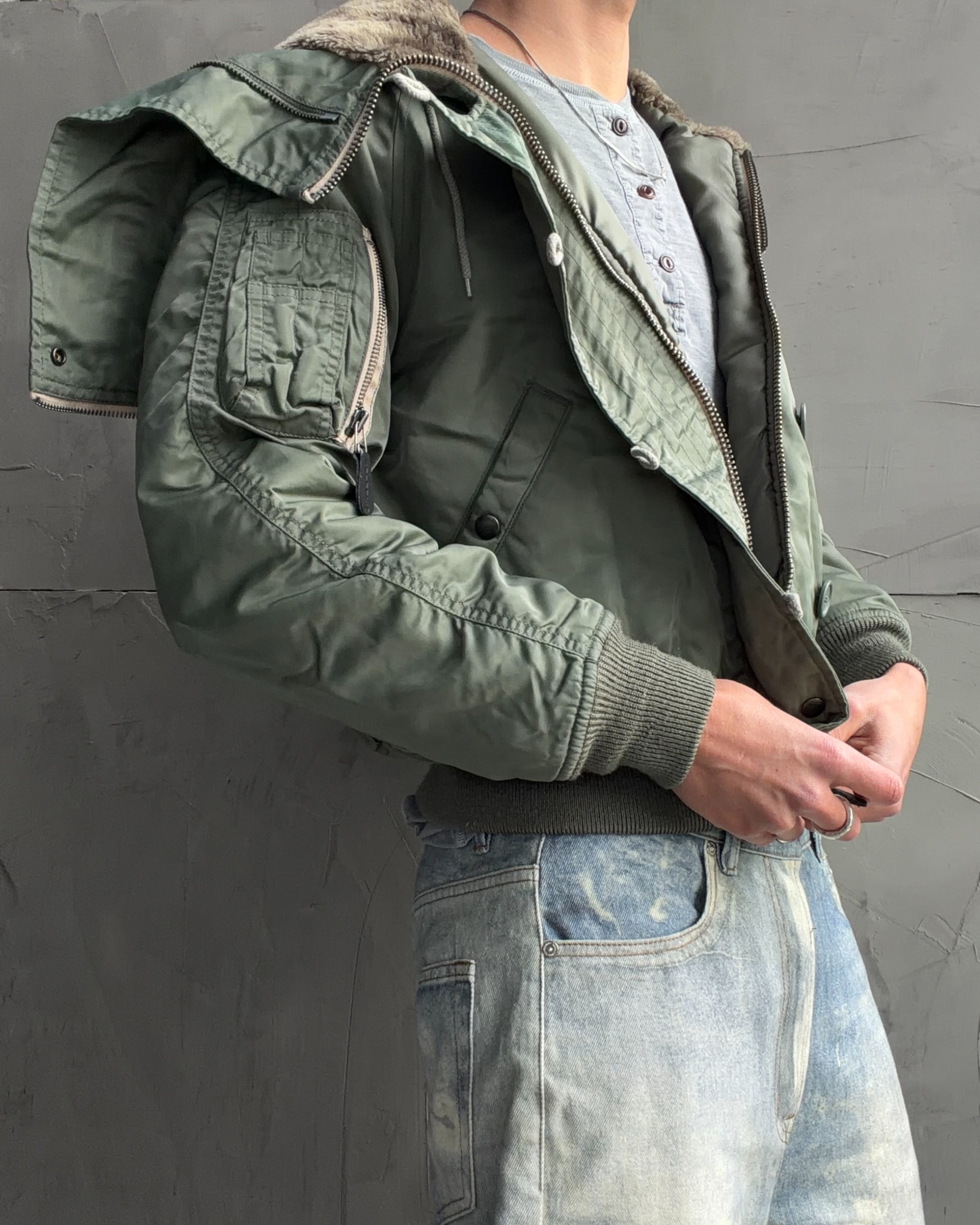 Avirex 1990s Convertible Hood Jacket – S-on a concrete background