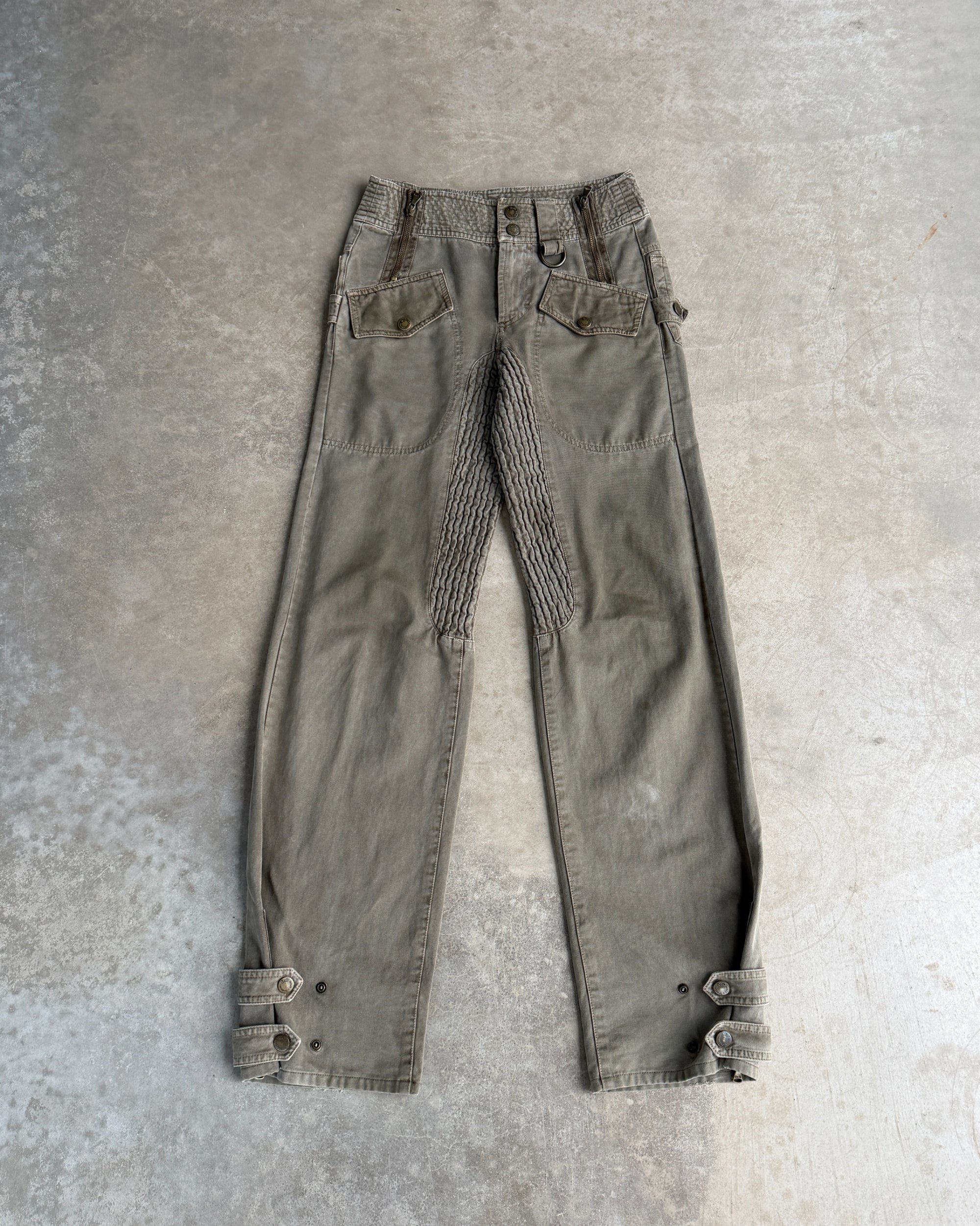 Dolce and Gabbana D&G Cargo Zipper Trousers – S-on a concrete background