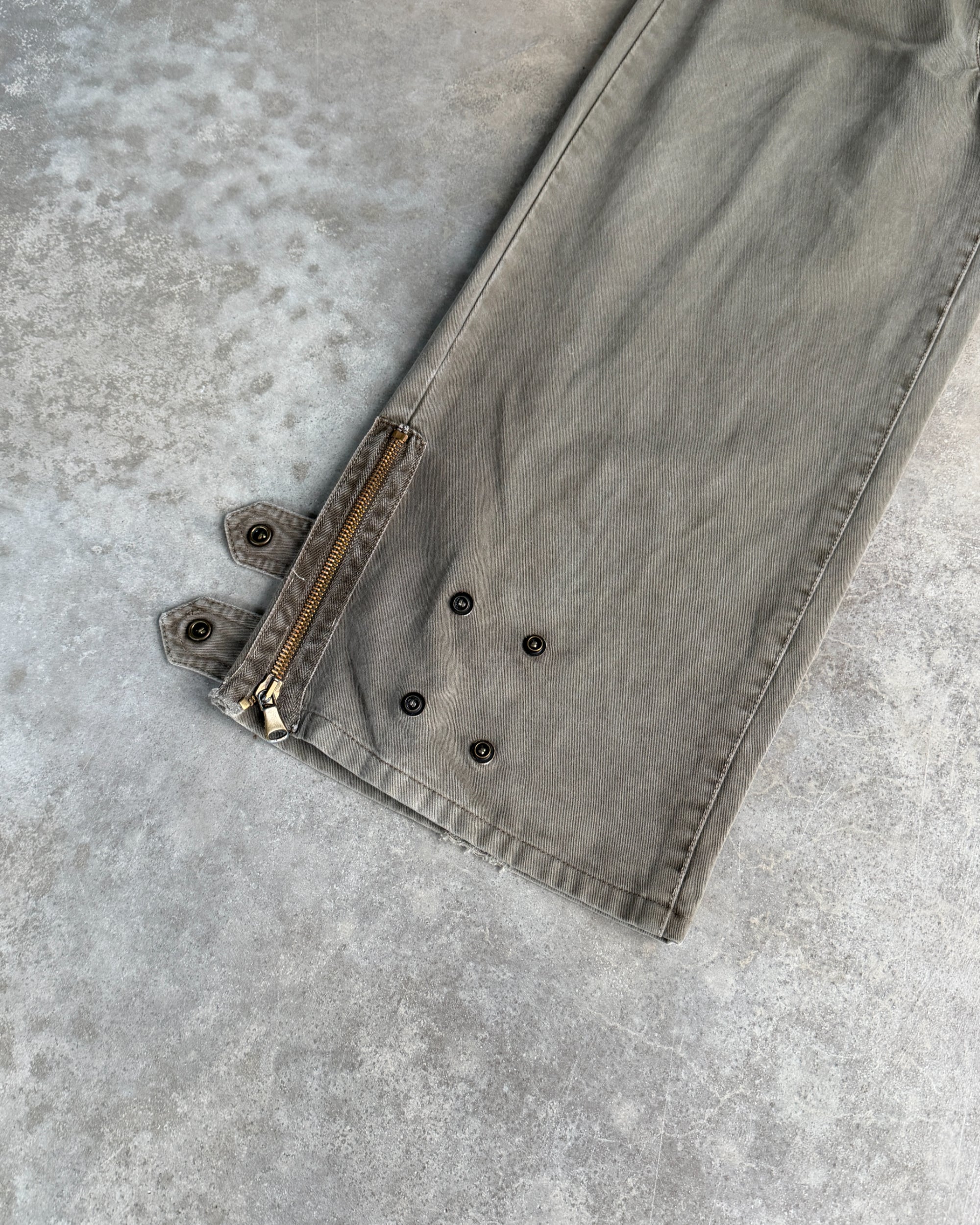 Dolce and Gabbana D&G Cargo Zipper Trousers – S-on a concrete background