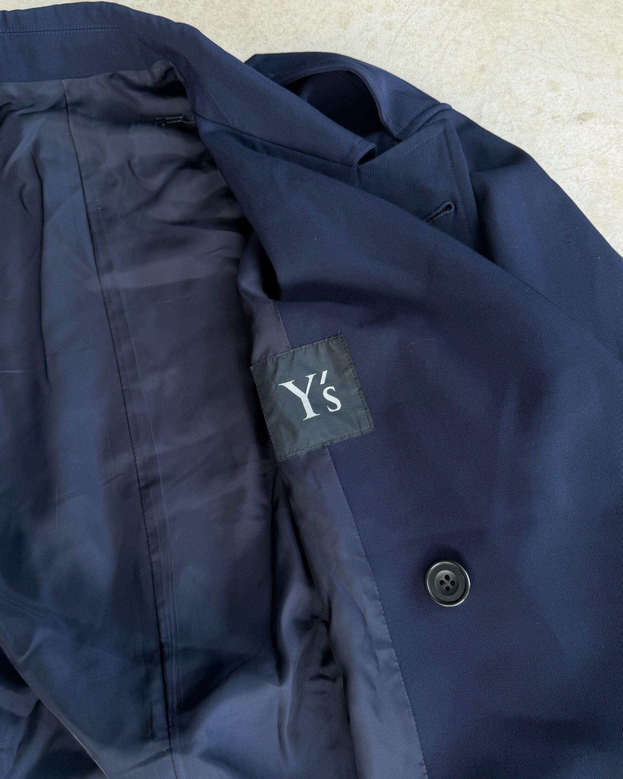 Yohji Yamamoto AW04 Trench Mac Coat – L-on a concrete background