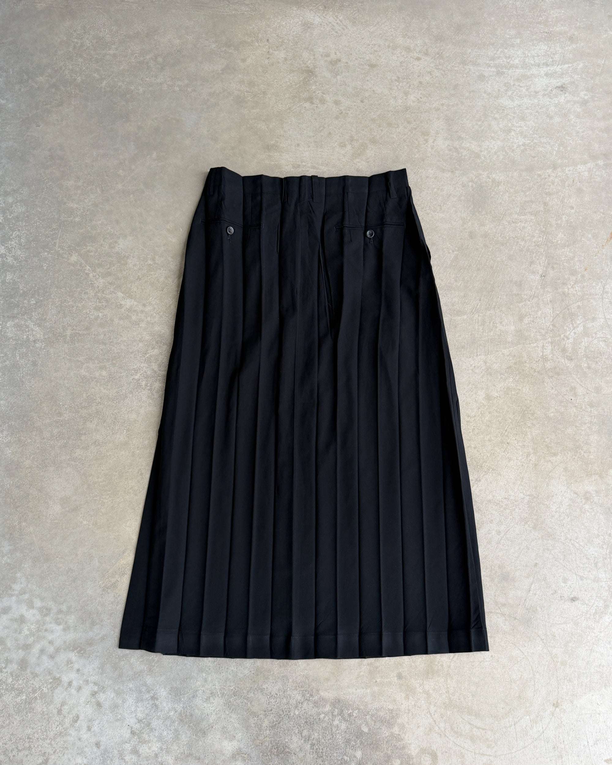 Issey Miyake FW99 Pleated Skirt – S-on a concrete background