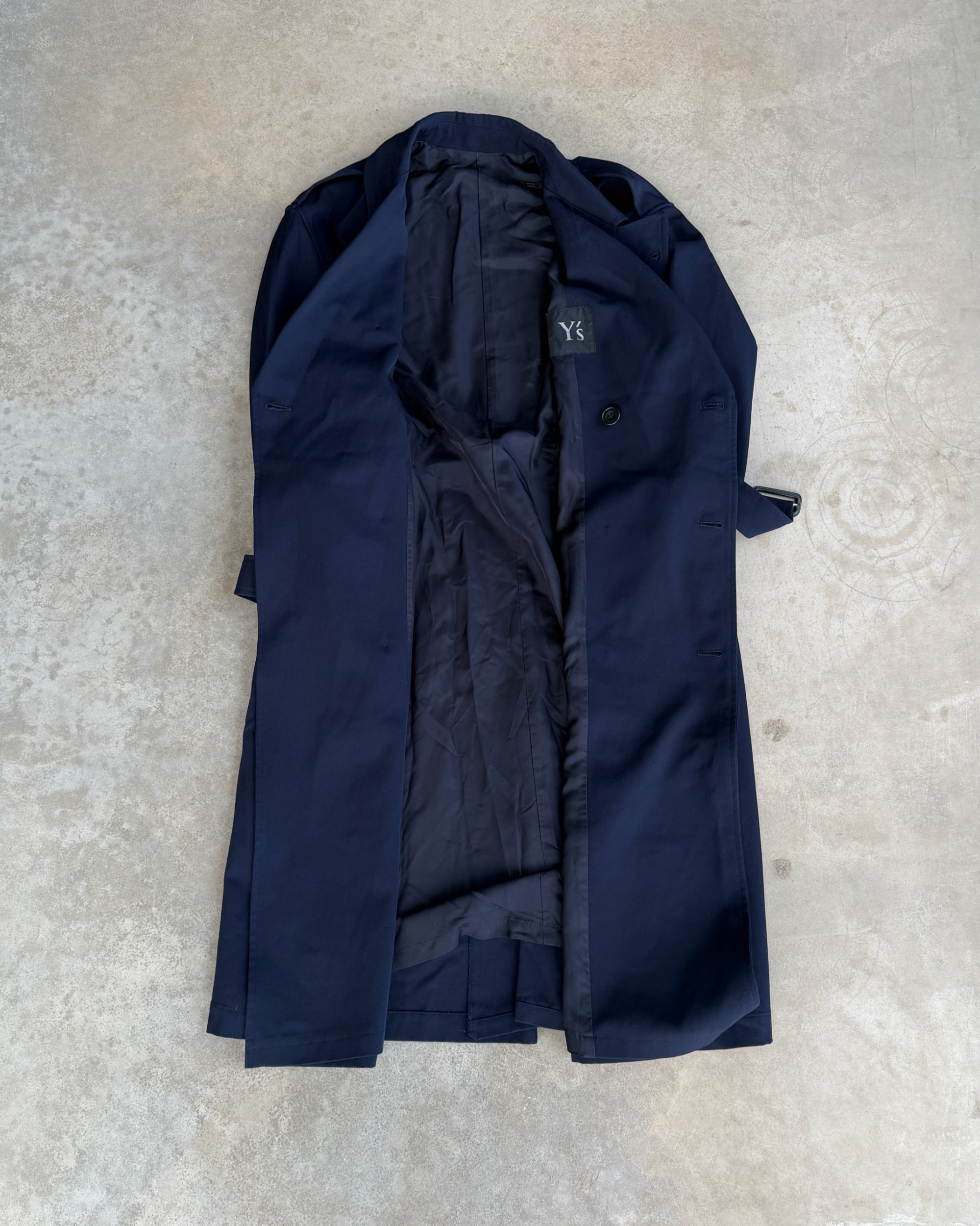Yohji Yamamoto AW04 Trench Mac Coat – L-on a concrete background