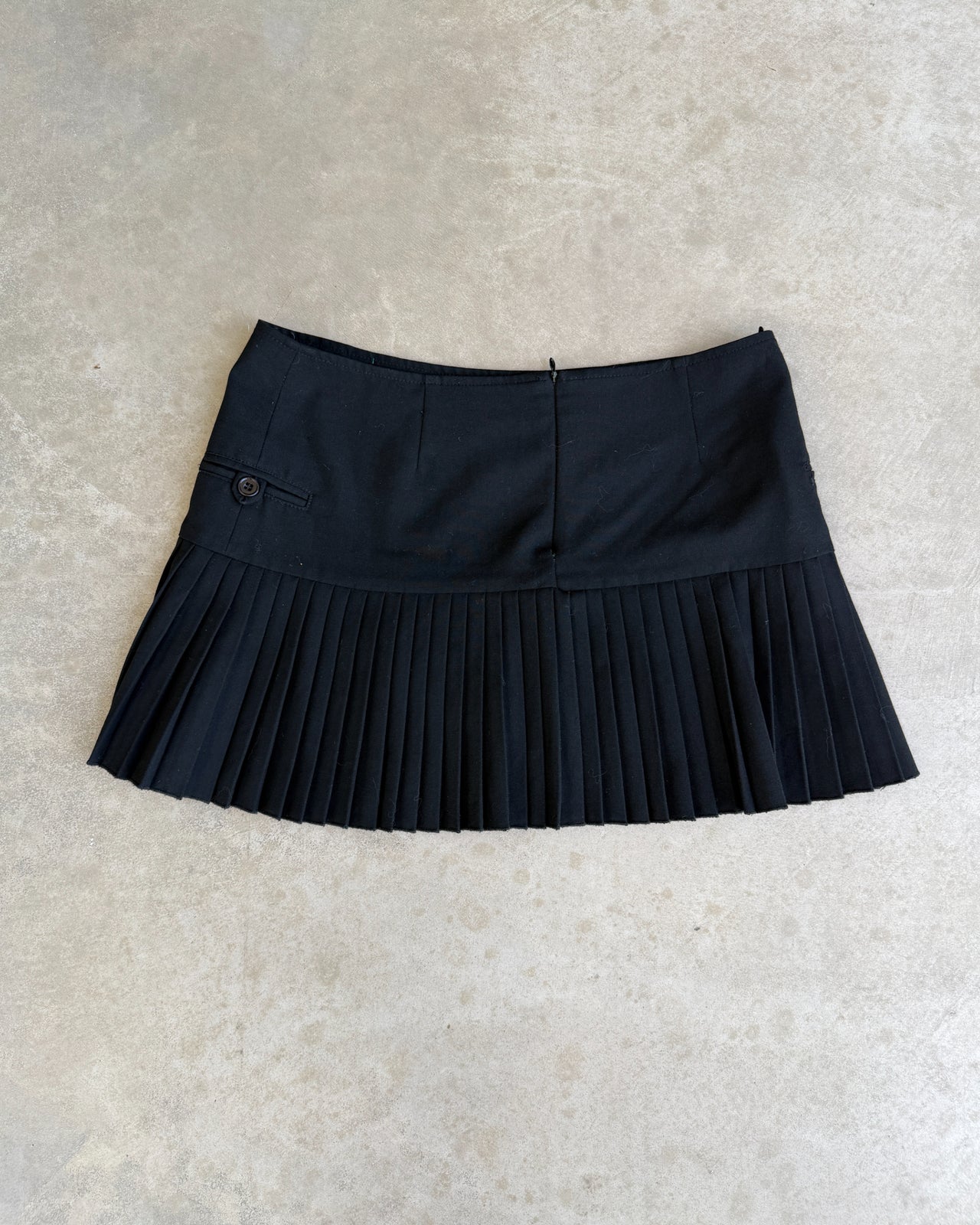 Armani Jeans Pleated Wool Mini Skirt – XS/S-on a concrete background