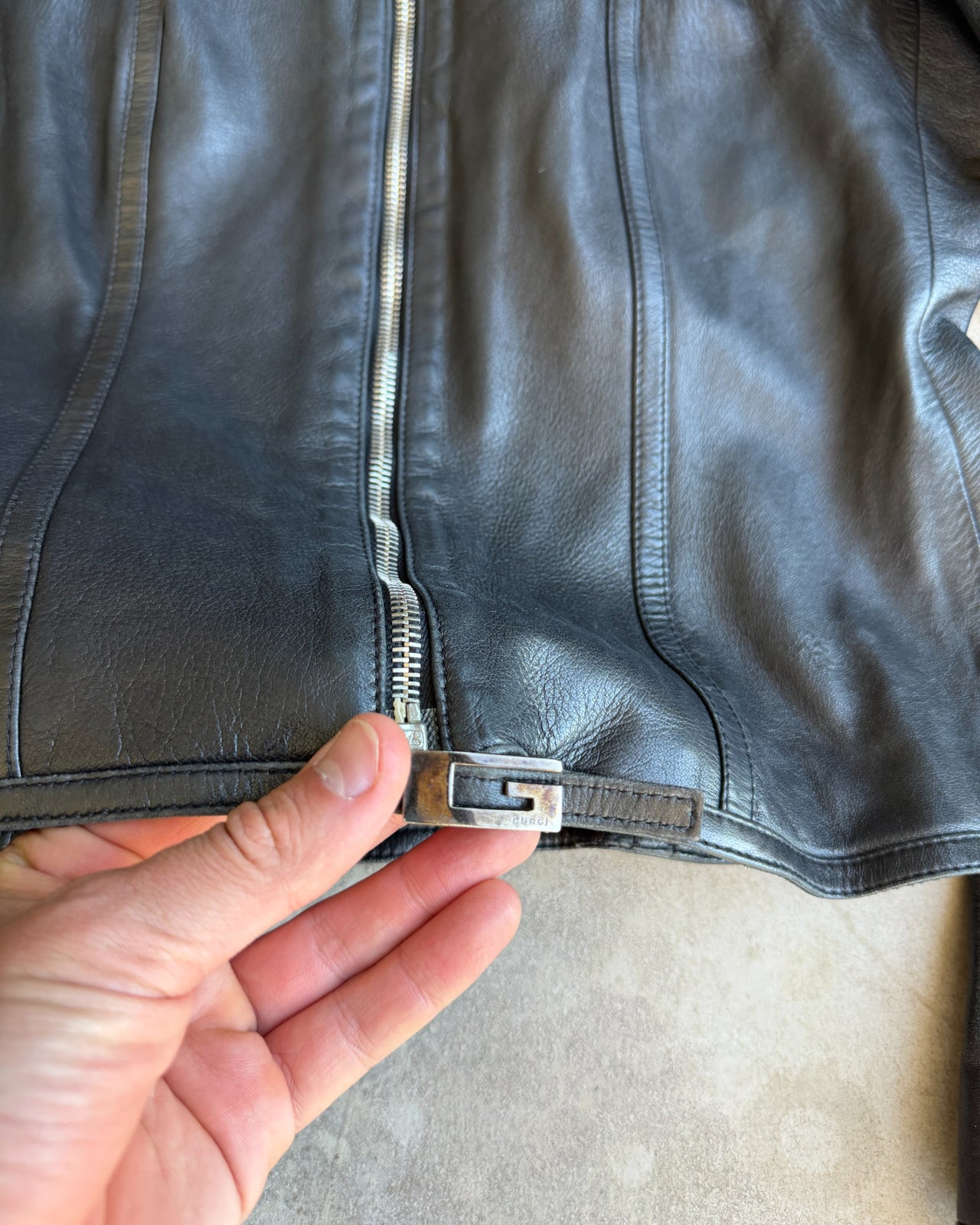 Gucci by Tom Ford FW97 Black Leather Jacket – S-on a concrete background