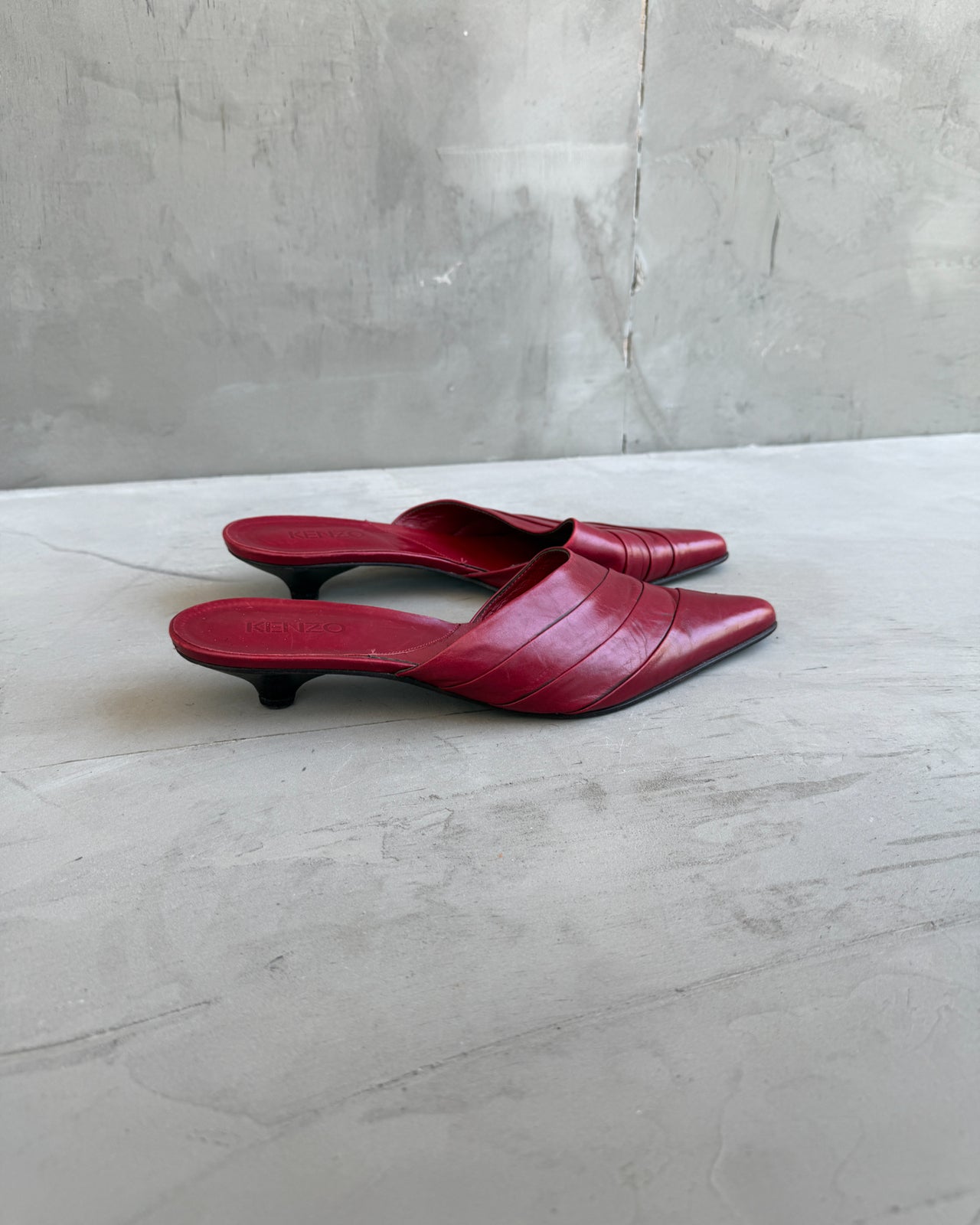 Kenzo Red Leather Kitten Heel Mule – EU 40-on a concrete background