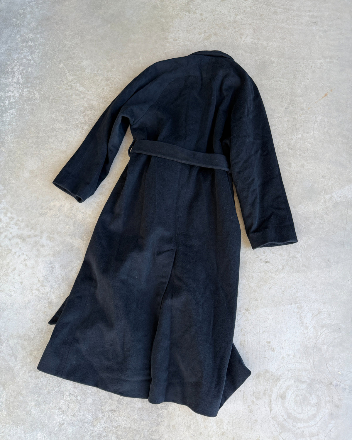 Calvin Klein Wool Trench Coat – L-on a concrete background