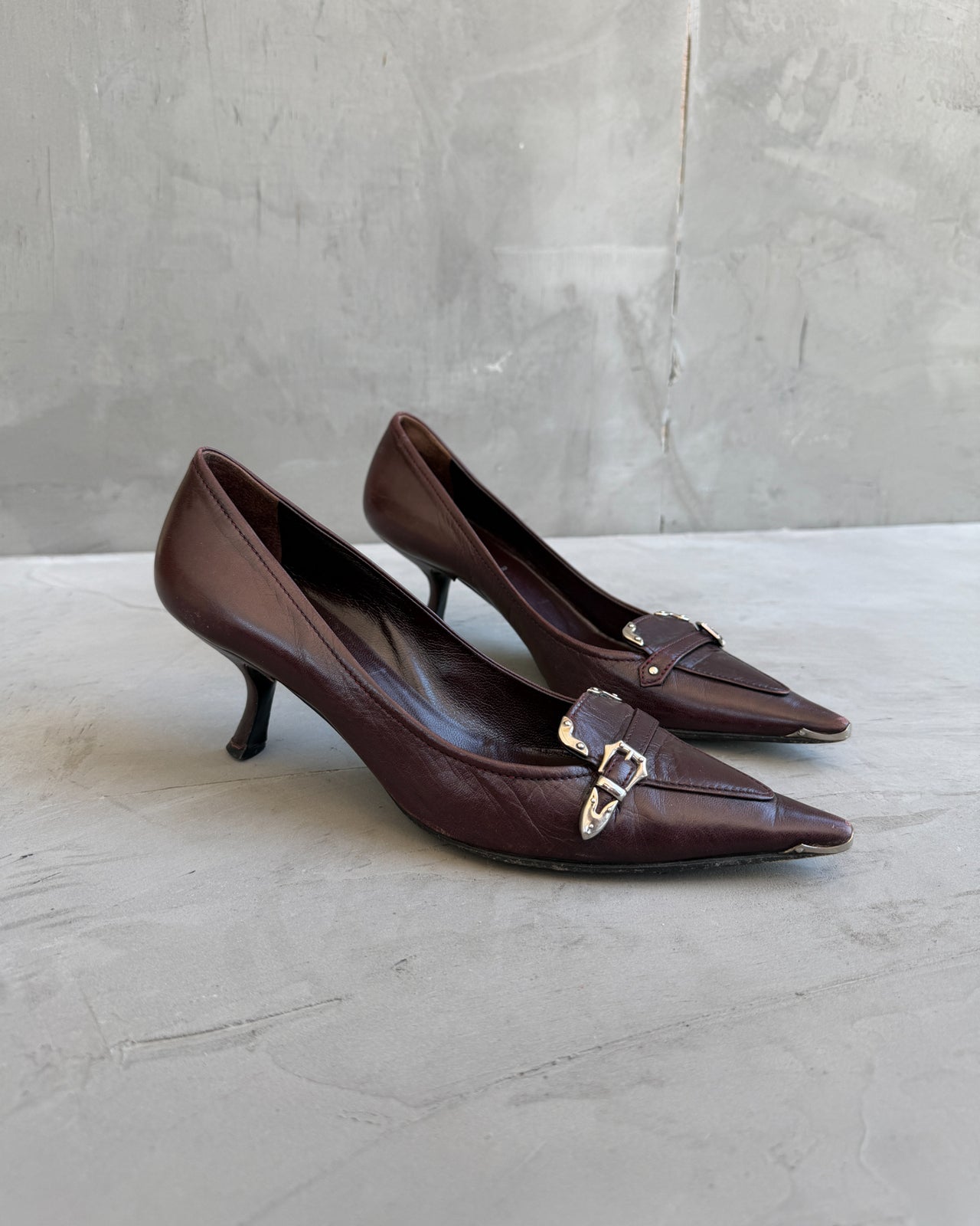 Prada Red Brown Leather Heels – EU 38.5-on a concrete background