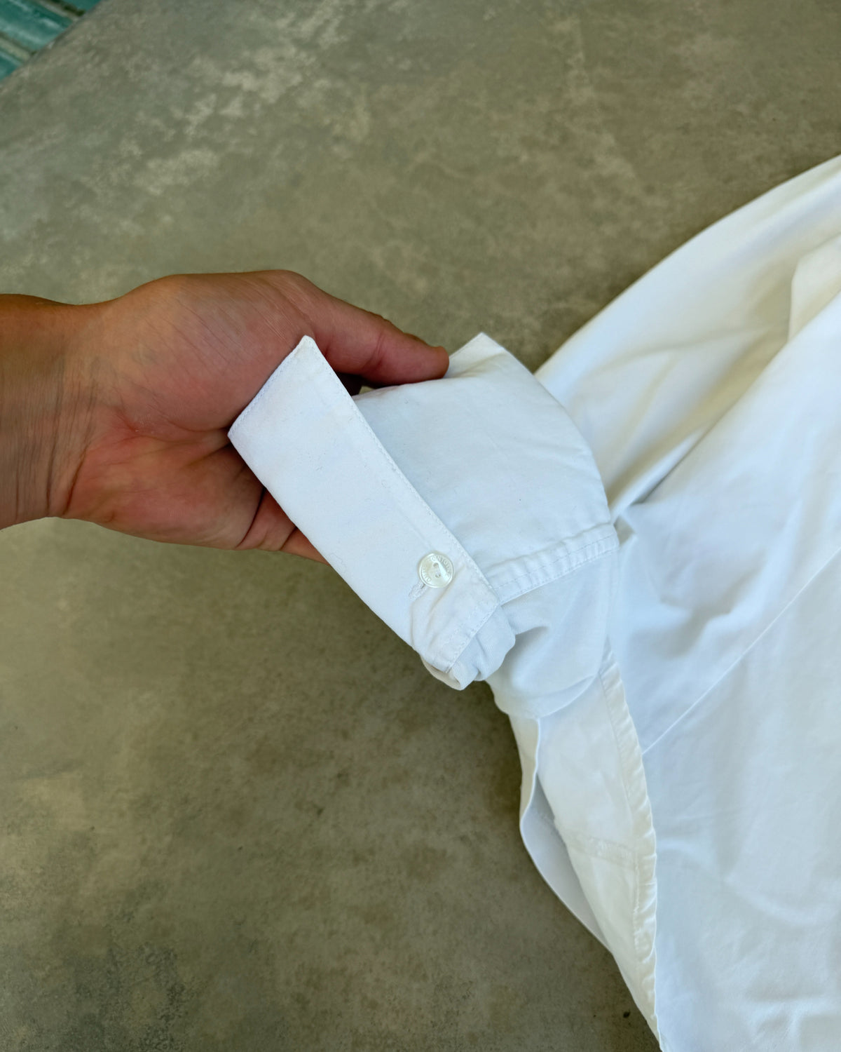 Anne Fontaine White Double Collar Shirt – S-on a concrete background