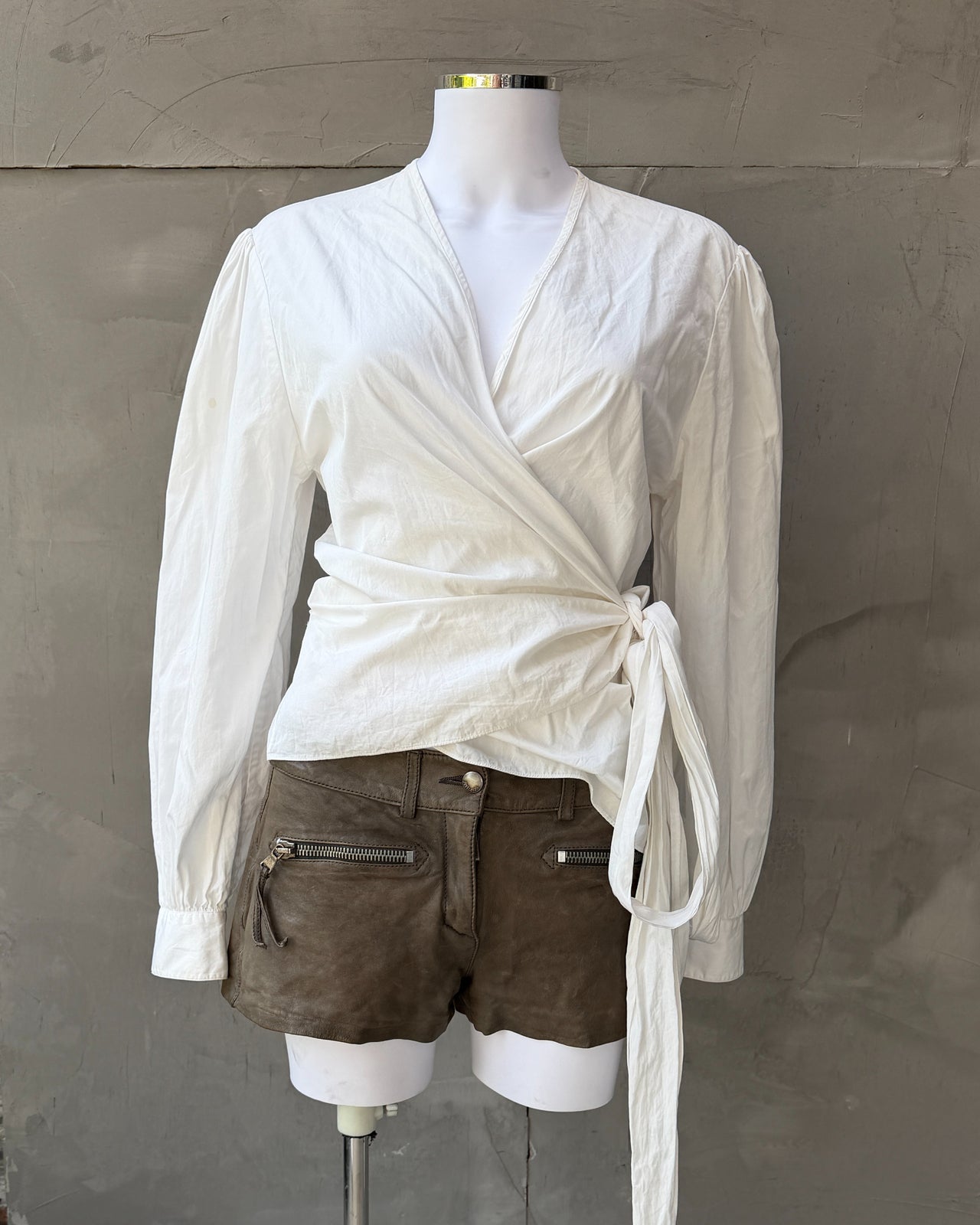 Ralph Lauren White Cotton Wrap Collar Blouse – L-on a concrete background